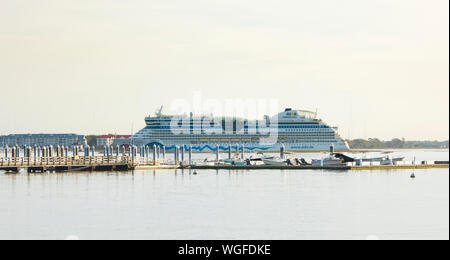 CHARLESTON, Carolina del Sud-ottobre 27, 2016: Aida Luna entra in porto di Charleston, Carolina del Sud. Aida è un tedesco cruise line. Foto Stock