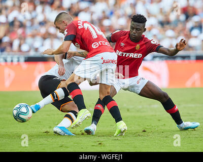 1 settembre 2019; Mestalla stadio, Valencia, Spagna; La Liga calcio, Vallenecia CF versus RCD Mallorca; Guedes di Valencia CF prende su Dani Rodriguez e Lago Junior di Mallorca - solo uso editoriale. Foto Stock