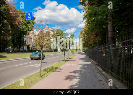 Protetto pista ciclabile tra corsia di parcheggio e marciapiede sulla strada di città Foto Stock