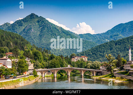 Konjic, Bosnia Erzegovina - 18 luglio 2019. Un antico ponte in pietra sopra fiume Neretva Foto Stock