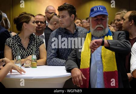 Dresden, Germania. 01 Sep, 2019. I visitatori di elezione partito della FDP Sassonia nel centro congressi. Credito: Sebastian Willnow/dpa-Zentralbild/dpa/Alamy Live News Foto Stock