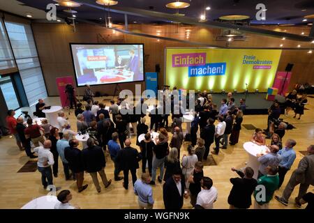 Dresden, Germania. 01 Sep, 2019. I visitatori di elezione partito della FDP Sassonia nel centro congressi. Credito: Sebastian Willnow/dpa-Zentralbild/dpa/Alamy Live News Foto Stock