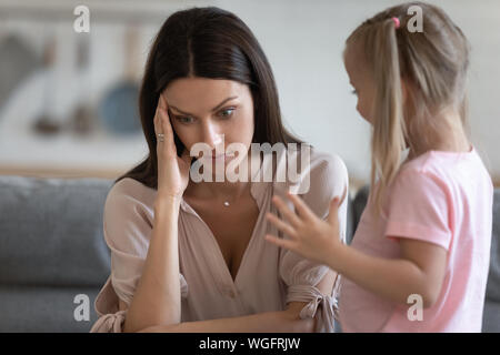 Infastiditi mom e inquieto piccola figlia a casa Foto Stock