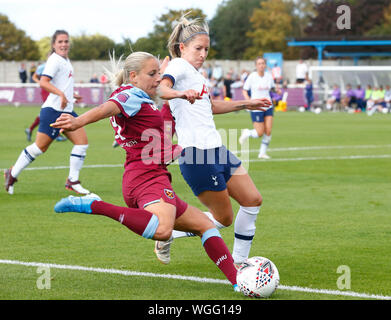 Dagenham, Regno Unito. 01 Sep, 2019. DAGENHAM, Inghilterra - 01 settembre: Adriana Leon del West Ham United WFC durante la partita amichevole tra il West Ham United donne e Tottenham Hotspur a Rush Green Stadium on September 01, 2019 in Dagenham, Inghilterra Credit: Azione Foto Sport/Alamy Live News Foto Stock