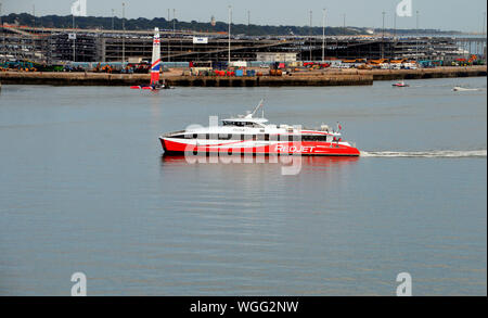 Il getto rosso 6 Hi-Speed catamarano per i passeggeri dei traghetti nel porto di proprietà di Red Funnel Azienda del Solent voce per il Porto di Southampton, Hampshire. Foto Stock