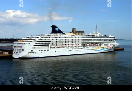 La NCL lussuosa nave da crociera norvegese Spirito ormeggiati fino a Southampton Cruise Terminal , Hampshire, Inghilterra, Regno Unito. Foto Stock