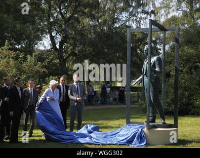 Aarhus, Danimarca. 31 Agosto, 2019. La Danimarca la Regina Margrethe II (terza R) svela una statua progettata dai cinesi e artisti danesi con Bernhard Sindberg Arp, un danese che ha contribuito a salvare oltre 20.000 cinese durante il massacro di Nanjing, a una cerimonia di premiazione che si terrà a Marselisborg Memorial Park ad Aarhus in Danimarca, 31 Agosto, 2019. Credito: Lin Jing/Xinhua/Alamy Live News Foto Stock