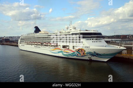 La NCL lussuosa nave da crociera norvegese Spirito ormeggiati fino a Southampton Cruise Terminal , Hampshire, Inghilterra, Regno Unito. Foto Stock