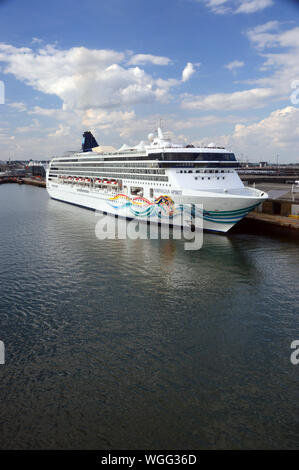 La NCL lussuosa nave da crociera norvegese Spirito ormeggiati fino a Southampton Cruise Terminal , Hampshire, Inghilterra, Regno Unito. Foto Stock