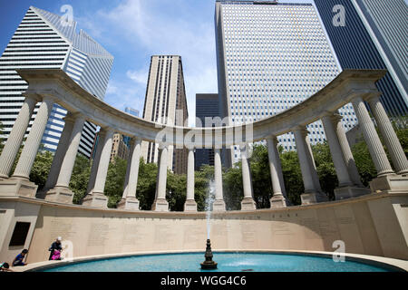 Monumento millenario peristilio a wrigley piazza nel Millennium Park di Chicago, Illinois, Stati Uniti d'America Foto Stock