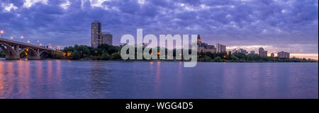 Saskatoon skyline di notte lungo il Fiume Saskatchewan Foto Stock