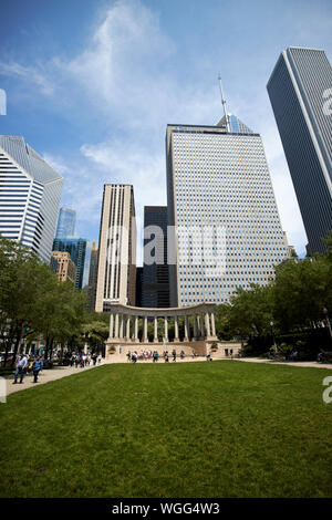Prato e il Monumento millenario peristilio a wrigley piazza nel Millennium Park di Chicago, Illinois, Stati Uniti d'America Foto Stock