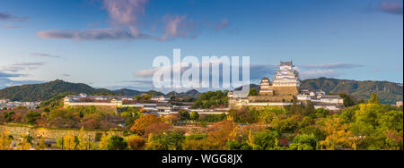 Himeji, Giappone panorama del castello di Himeji nella stagione autunnale. Foto Stock