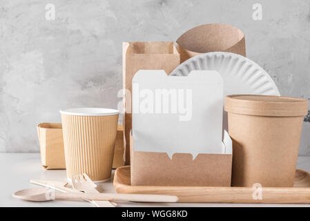 Eco Friendly stoviglie monouso. Bicchieri di carta, piatti fast food e contenitori in legno di bambù posate. concetto di riciclaggio Foto Stock