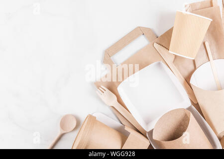 Eco Friendly stoviglie monouso. Bicchieri di carta, piatti fast food e contenitori in legno di bambù posate. flat laici. vista superiore. Il concetto di riciclaggio Foto Stock