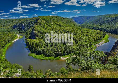 Vista superiore del paesaggio naturale del sud degli Urali in Russia, il fiume Belaya nella traduzione White, shallowed, ma ancora popolare con acqua Foto Stock