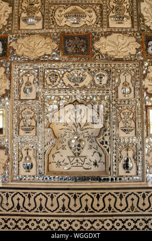 Bel mosaico design della parete con specchi, marmo e piastrelle in Fort Ambra, Jaipur, India Foto Stock