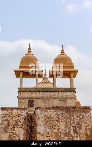 Primo piano della facciata e la cupola del Forte Amber, Jaipur, Rajasthan, India Foto Stock