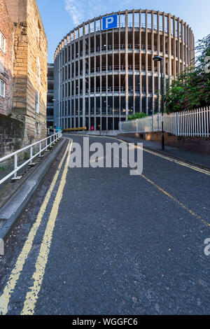 Anni sessanta calcestruzzo manieri architettura multi-storia Car Park - Newcastle Upon Tyne Foto Stock