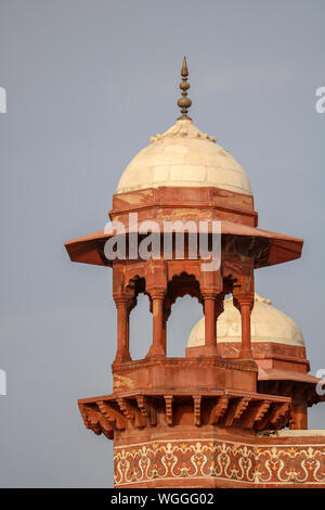 Torre ottagonale dell'UAE Moschea divieto sui motivi del Taj Mahal, Agra, India Foto Stock