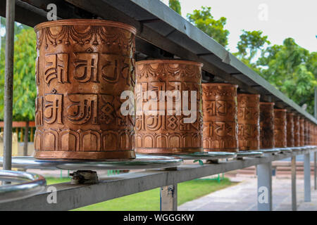 Ruote della preghiera al sacro di pellegrinaggio buddista sito di Sarnath vicino a Varanasi, Uttar Pradesh, India Foto Stock