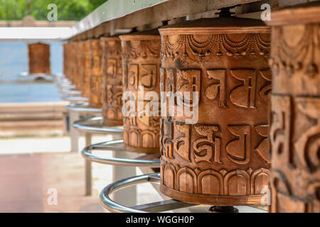 Ruote della preghiera al sacro di pellegrinaggio buddista sito di Sarnath vicino a Varanasi, Uttar Pradesh, India Foto Stock