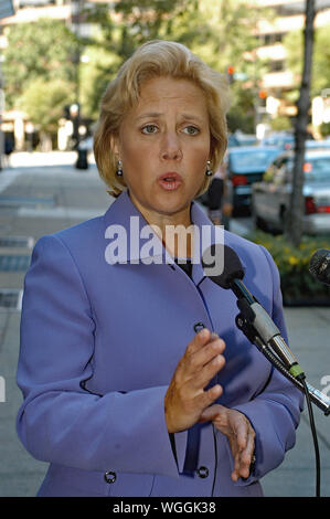 Washington DC, Stati Uniti d'America, 11 settembre 2005 negli Stati Uniti il senatore Maria Landrieu (democratica della Louisiana) parla ai giornalisti circa le conseguenze dell'Uragano Katrina al di fuori degli studios di CBS News dopo la sua apparizione la domenica mattina talk show "Faccia la nazione" Foto Stock