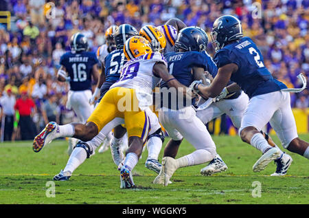 Agosto 31, 2019: LSU Tigers linebacker K'Lavon Chaisson (18) Sacchi Georgia Southern Eagles quarterback Shai Werts (1) durante il gioco tra il Tigri LSU e Georgia Southern Eagles su agosto 31, 2019 a Tiger Stadium di Baton Rouge, LA. Stephen Lew/CSM Foto Stock