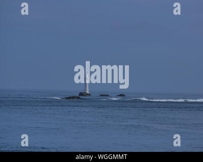 Phare des Trois pierres , phare blanc de l'île de molène , phare sur rocher en Pleine Mer , balise rouge , archipel de molène , île de ouessant . Foto Stock