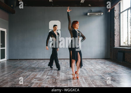 L uomo e la donna sulla ballrom danza di formazione in classe Foto Stock