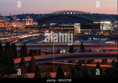 Immagine retrò del Porto di Seattle al tramonto con grandi gru in fila e lo stadio T-Mobile Park Seattle Washington state USA Foto Stock