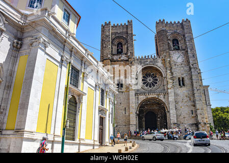 Lisbona, Portogallo - Luglio 27, 2019: Cattedrale di Lisbona, una chiesa cattolica romana situato nel quartiere di Alfama Foto Stock