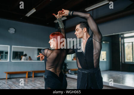 Eleganza ballerini, ballrom danza di formazione in classe Foto Stock