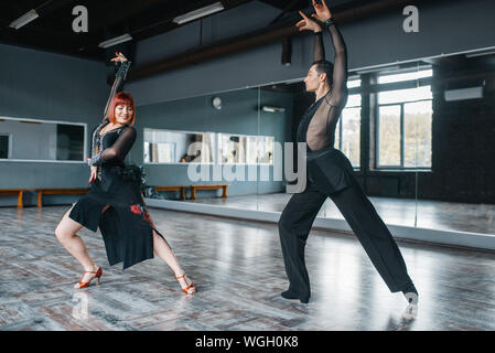 Eleganza ballerini, ballrom danza di formazione in classe Foto Stock