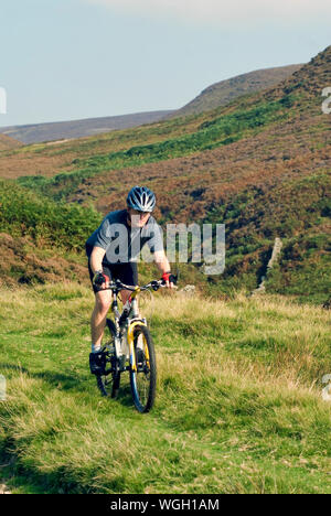 Gli amanti della mountain bike a cavallo lungo il Regno Unito è di nuovo Grande Nord Trail, a 800 miglia di distanza off-road percorso ciclabile da Middleton Top, Wirksworth, Derbyshire attraverso il Peak District per tutto il tragitto fino a Cape Wrath o John O'Semole, Scozia. Foto Stock