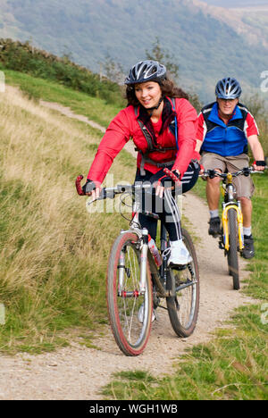 Gli amanti della mountain bike a cavallo lungo il Regno Unito è di nuovo Grande Nord Trail, a 800 miglia di distanza off-road percorso ciclabile da Middleton Top, Wirksworth, Derbyshire attraverso il Peak District per tutto il tragitto fino a Cape Wrath o John O'Semole, Scozia. Foto Stock