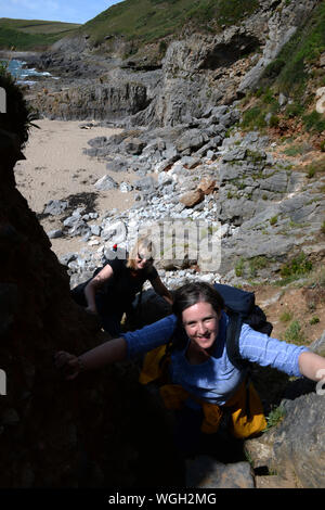 Salendo il ripido sentiero da Fall bay, Rhossili Gower su una fauna selvatica workshop di fotografia con Phil Holden Foto Stock