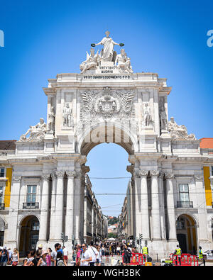Lisbona, Portogallo - Luglio 23, 2019: Praca do Comercio, la piazza pubblica sulle rive del fiume Tago Foto Stock