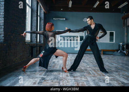 Due ballerini in costumi su ballrom danza di formazione Foto Stock