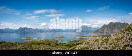Antenna estate mare vista panorama di norvegia montagne, Lofoten, concetto di vacanza Foto Stock
