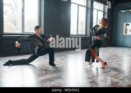 L uomo e la donna sulla ballrom danza di formazione in classe Foto Stock