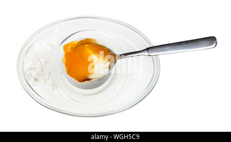 Vista superiore del mangiare di soft-uova sode con cucchiaio in vetro tazza uovo isolato su sfondo bianco Foto Stock