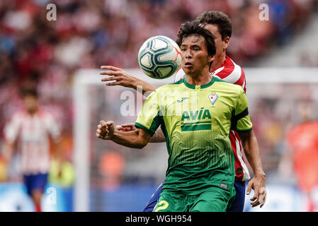 1 settembre 2019; Wanda Metropolitano Stadium, Madrid, Spagna; La Liga Atletico de Madrid contro la Sociedad Deportiva Eibar; Jose Maria Gimenez (Atletico de Madrid) tenuto spento la palla da Takashi Inui la (SD Eibar) - solo uso editoriale. Foto Stock