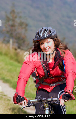 Gli amanti della mountain bike a cavallo lungo il Regno Unito è di nuovo Grande Nord Trail, a 800 miglia di distanza off-road percorso ciclabile da Middleton Top, Wirksworth, Derbyshire attraverso il Peak District per tutto il tragitto fino a Cape Wrath o John O'Semole, Scozia. Foto Stock