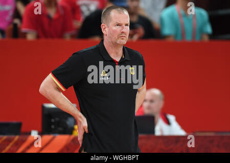 Shenzhen, Cina. 01 Sep, 2019. Basket: WM, turno preliminare, gruppo G, 1° giornata, Francia - Germania. Germania allenatore Henrik Rödl segue il gioco. Credito: Swen Pförtner/dpa/Alamy Live News Foto Stock