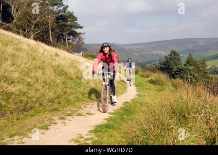 Gli amanti della mountain bike a cavallo lungo il Regno Unito è di nuovo Grande Nord Trail, a 800 miglia di distanza off-road percorso ciclabile da Middleton Top, Wirksworth, Derbyshire attraverso il Peak District per tutto il tragitto fino a Cape Wrath o John O'Semole, Scozia. Foto Stock