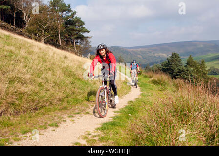 Gli amanti della mountain bike a cavallo lungo il Regno Unito è di nuovo Grande Nord Trail, a 800 miglia di distanza off-road percorso ciclabile da Middleton Top, Wirksworth, Derbyshire attraverso il Peak District per tutto il tragitto fino a Cape Wrath o John O'Semole, Scozia. Foto Stock