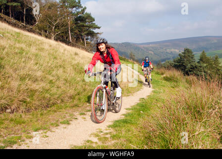 Gli amanti della mountain bike a cavallo lungo il Regno Unito è di nuovo Grande Nord Trail, a 800 miglia di distanza off-road percorso ciclabile da Middleton Top, Wirksworth, Derbyshire attraverso il Peak District per tutto il tragitto fino a Cape Wrath o John O'Semole, Scozia. Foto Stock