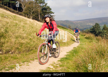 Gli amanti della mountain bike a cavallo lungo il Regno Unito è di nuovo Grande Nord Trail, a 800 miglia di distanza off-road percorso ciclabile da Middleton Top, Wirksworth, Derbyshire attraverso il Peak District per tutto il tragitto fino a Cape Wrath o John O'Semole, Scozia. Foto Stock