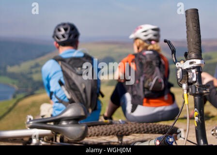 Gli amanti della mountain bike a cavallo lungo il Regno Unito è di nuovo Grande Nord Trail, a 800 miglia di distanza off-road percorso ciclabile da Middleton Top, Wirksworth, Derbyshire attraverso il Peak District per tutto il tragitto fino a Cape Wrath o John O'Semole, Scozia. Foto Stock